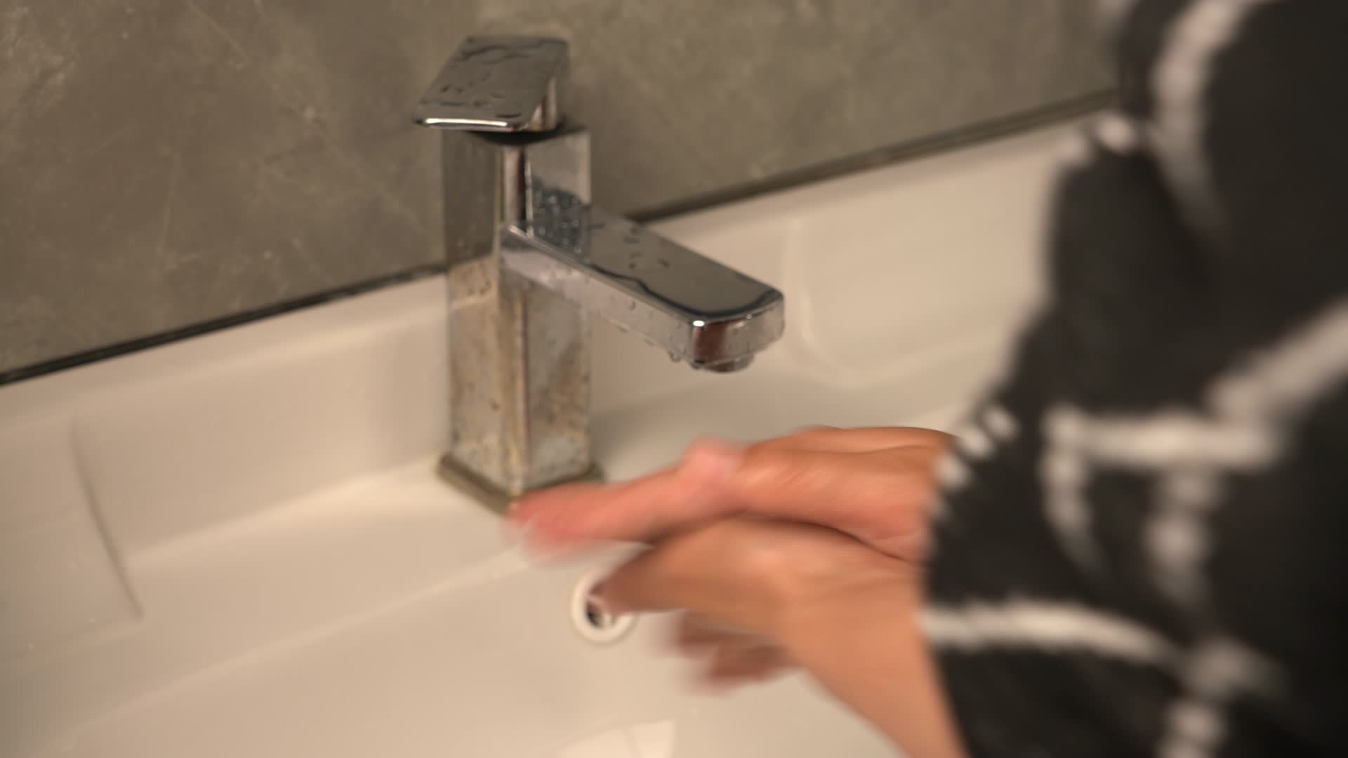 4K日常清洁洗手消毒杀菌实拍视频视频的预览图