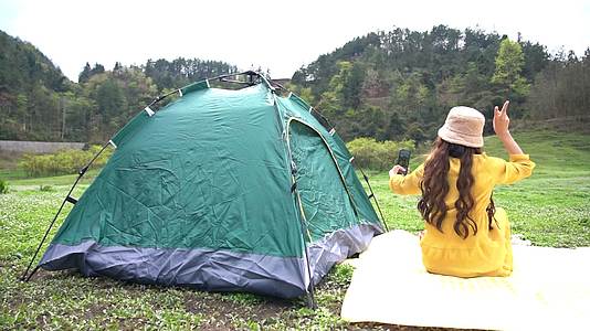 4K少女户外自拍野餐垫帐篷春游视频视频的预览图