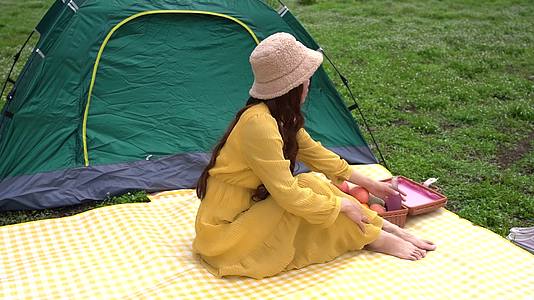 4K少女野餐垫户外野餐惬意喝酒实拍视频视频的预览图