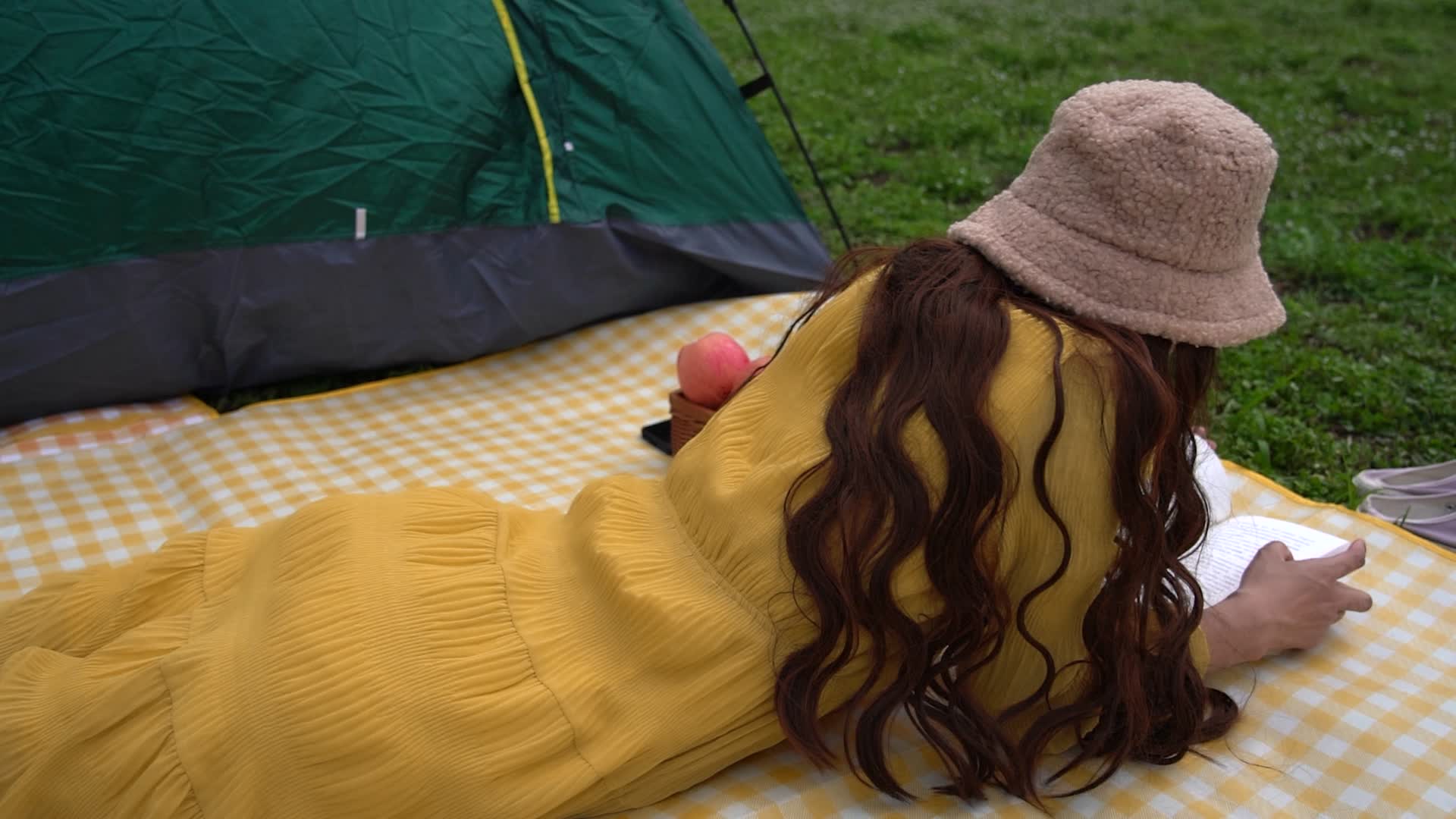 4K少女野餐垫户外阅读看书实拍视频视频的预览图