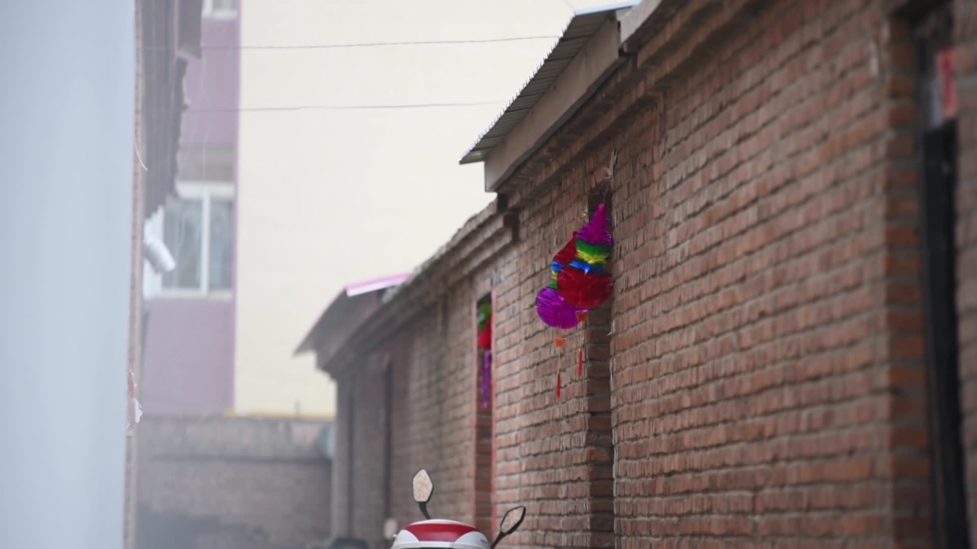 端午节清晨墙外挂着的彩色葫芦视频的预览图