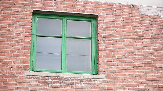 老房子上的绿色窗户复古城镇街拍视频的预览图