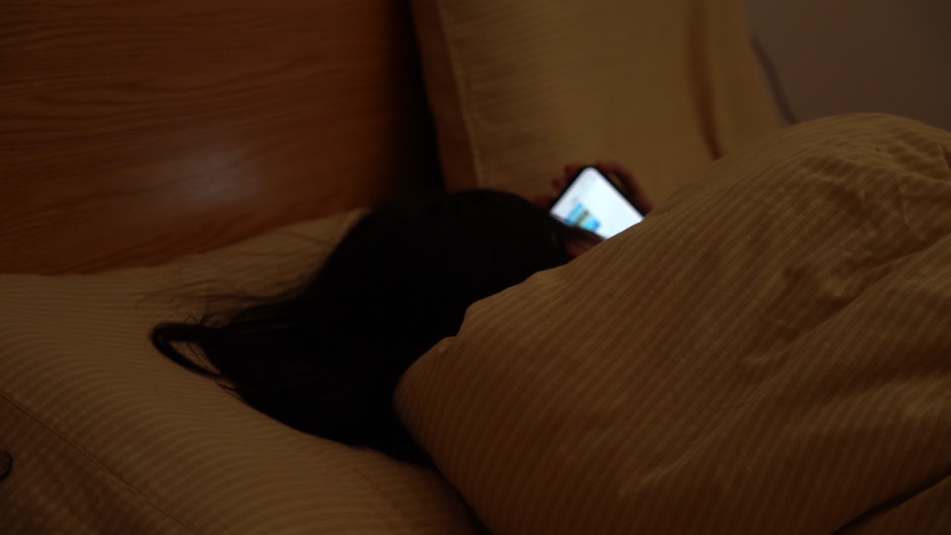 4K深夜失眠被窝里玩手机实拍视频视频的预览图