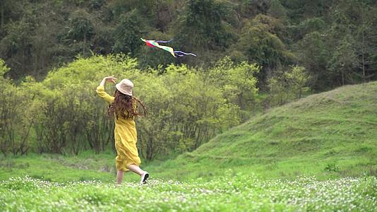 4K唯美花丛中美女奔跑放风筝升格视频视频的预览图