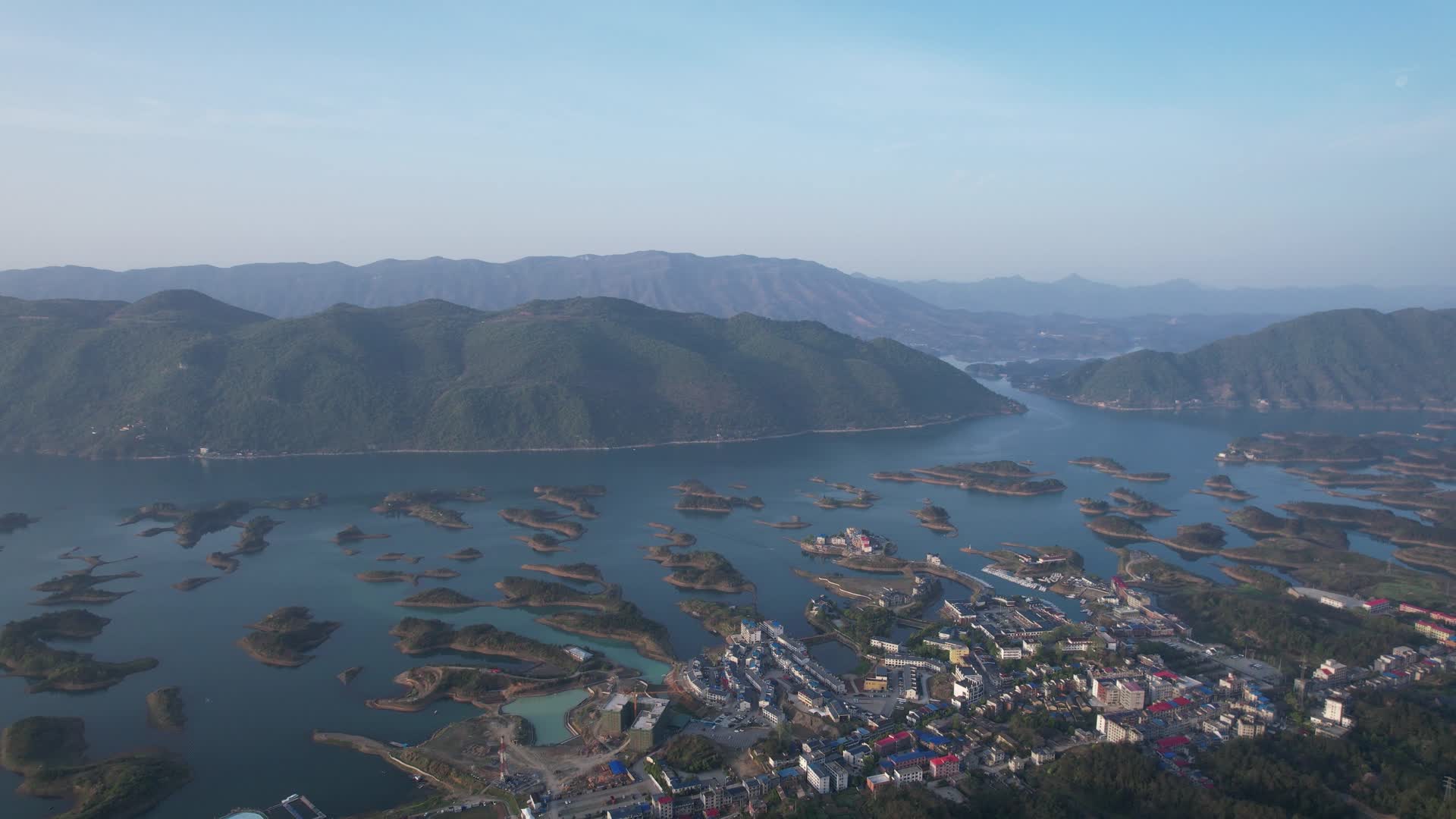 4K仙岛湖山峰湖泊全景航拍视频视频的预览图