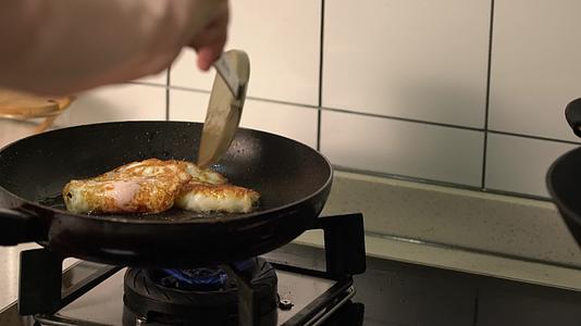 4K现代化厨房家庭早餐做简单实拍视频视频的预览图