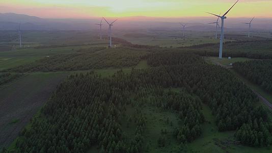 航拍林场风力发电群落日晚霞视频的预览图