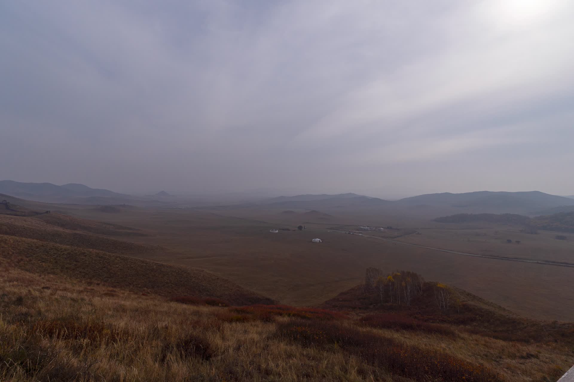 阴天草原的平流雾4K延时实拍视频的预览图