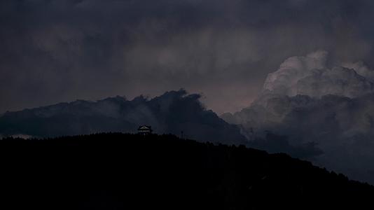 4K实拍延时雷雨闪电的远山与云层视频的预览图