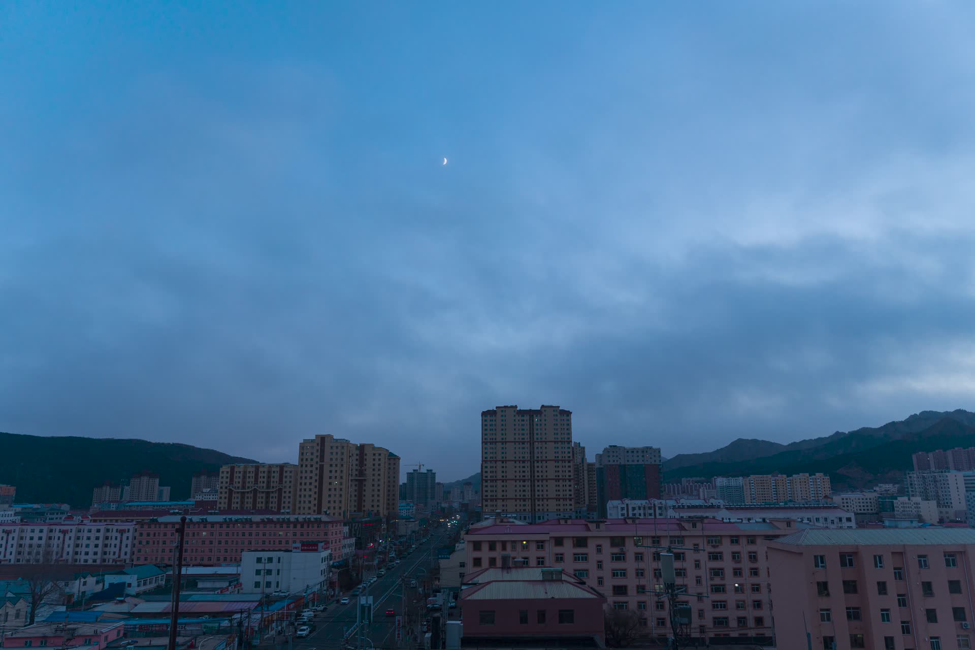 城市县城日转夜华灯初上天空变暗视频的预览图