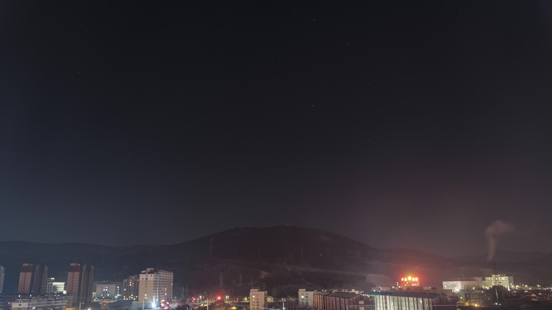 城镇夜晚星空与车流延时6K实拍视频的预览图