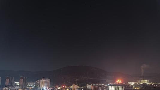 城镇夜晚星空与车流延时6K实拍视频的预览图