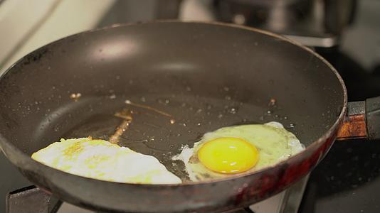 4K早餐做煎鸡蛋营养搭配实拍视频视频的预览图
