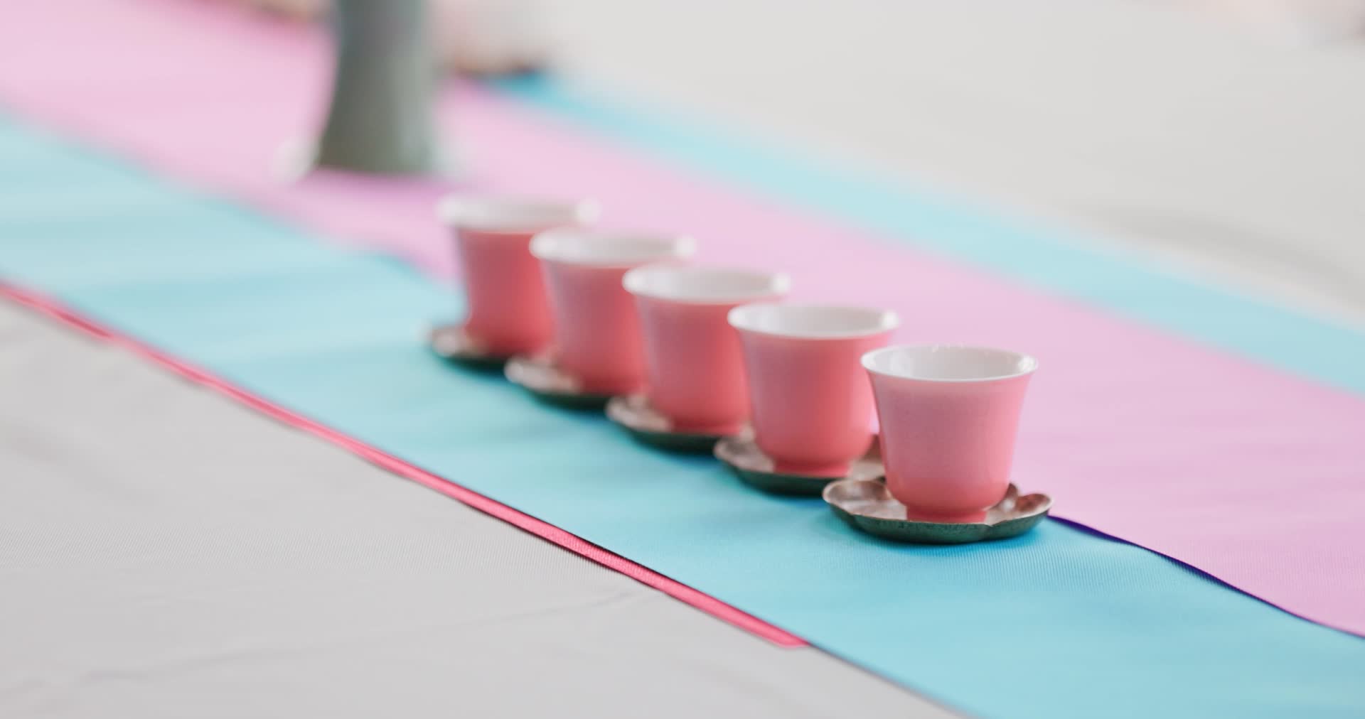 茶桌上的一排粉色茶杯视频的预览图