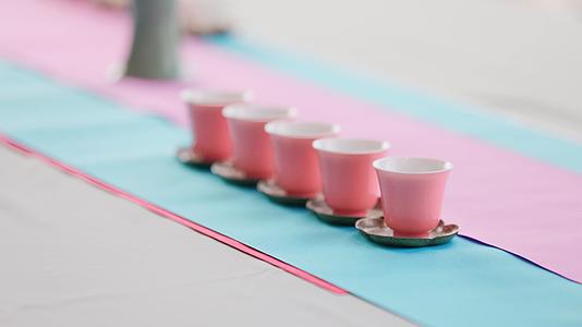 茶桌上的一排粉色茶杯视频的预览图