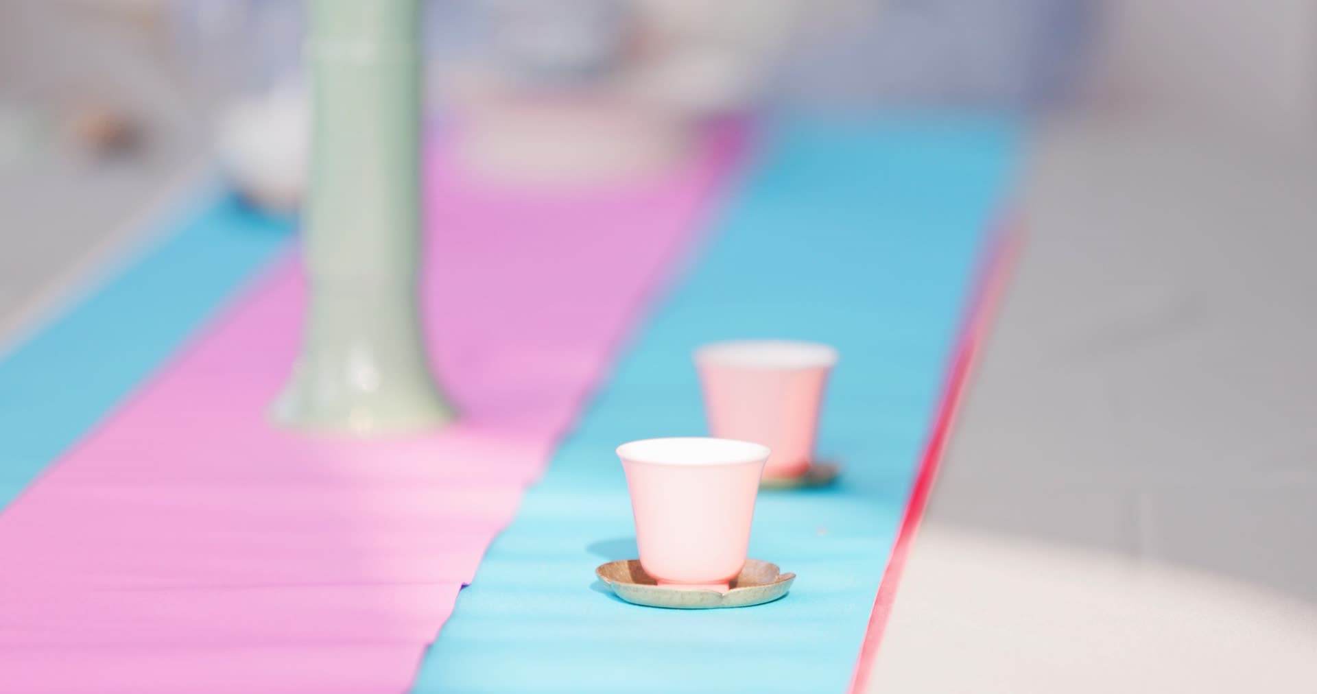 茶桌上的粉色茶杯特写横移慢镜头视频的预览图