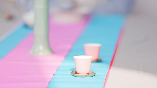 茶桌上的粉色茶杯特写横移慢镜头视频的预览图
