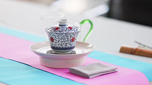 茶艺茶碗特写横移镜头视频的预览图