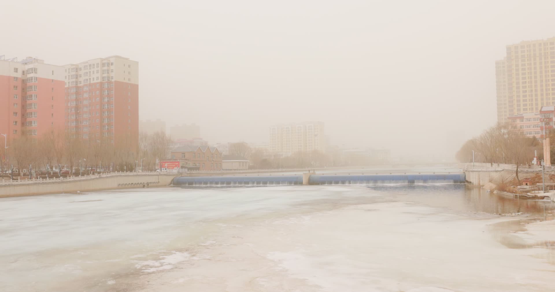 北方城镇黄沙漫天沙尘天气视频的预览图