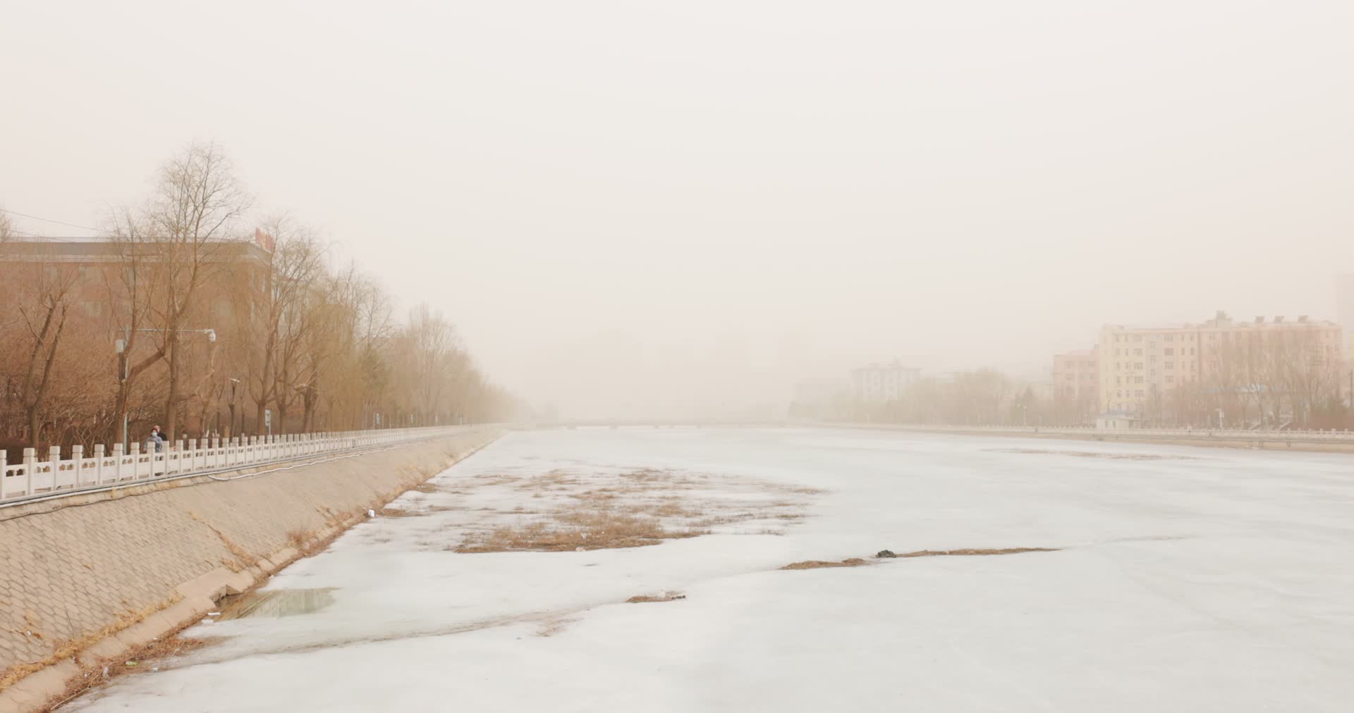 北方沙尘暴天气能见度极低的环境视频的预览图