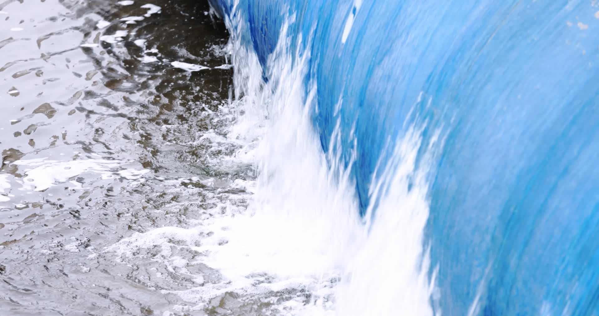 人工河减水坝湍急流水特写视频的预览图