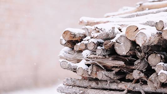 冬天北方下大雪中的木头干柴垛视频的预览图