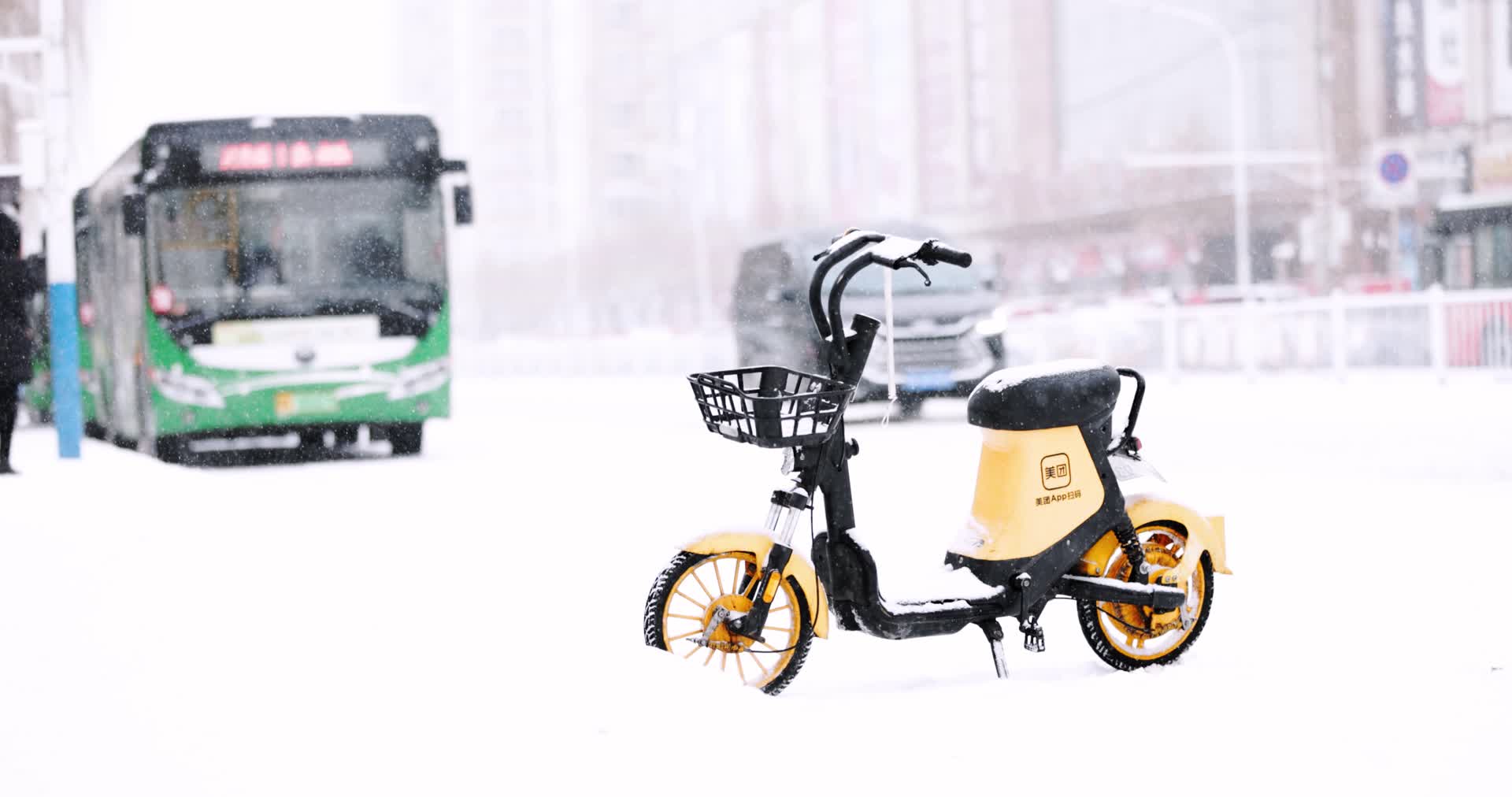 冬天大雪中停在路边的共享电动车特写镜头视频的预览图