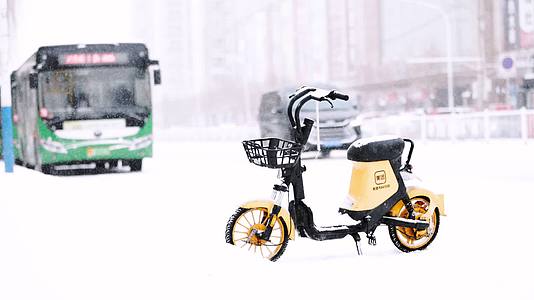 冬天大雪中停在路边的共享电动车特写镜头视频的预览图