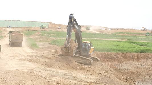挖掘机挖土运输清理河道车辆视频的预览图