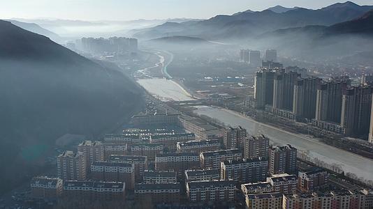 航拍北方清晨薄雾中的城镇视频的预览图