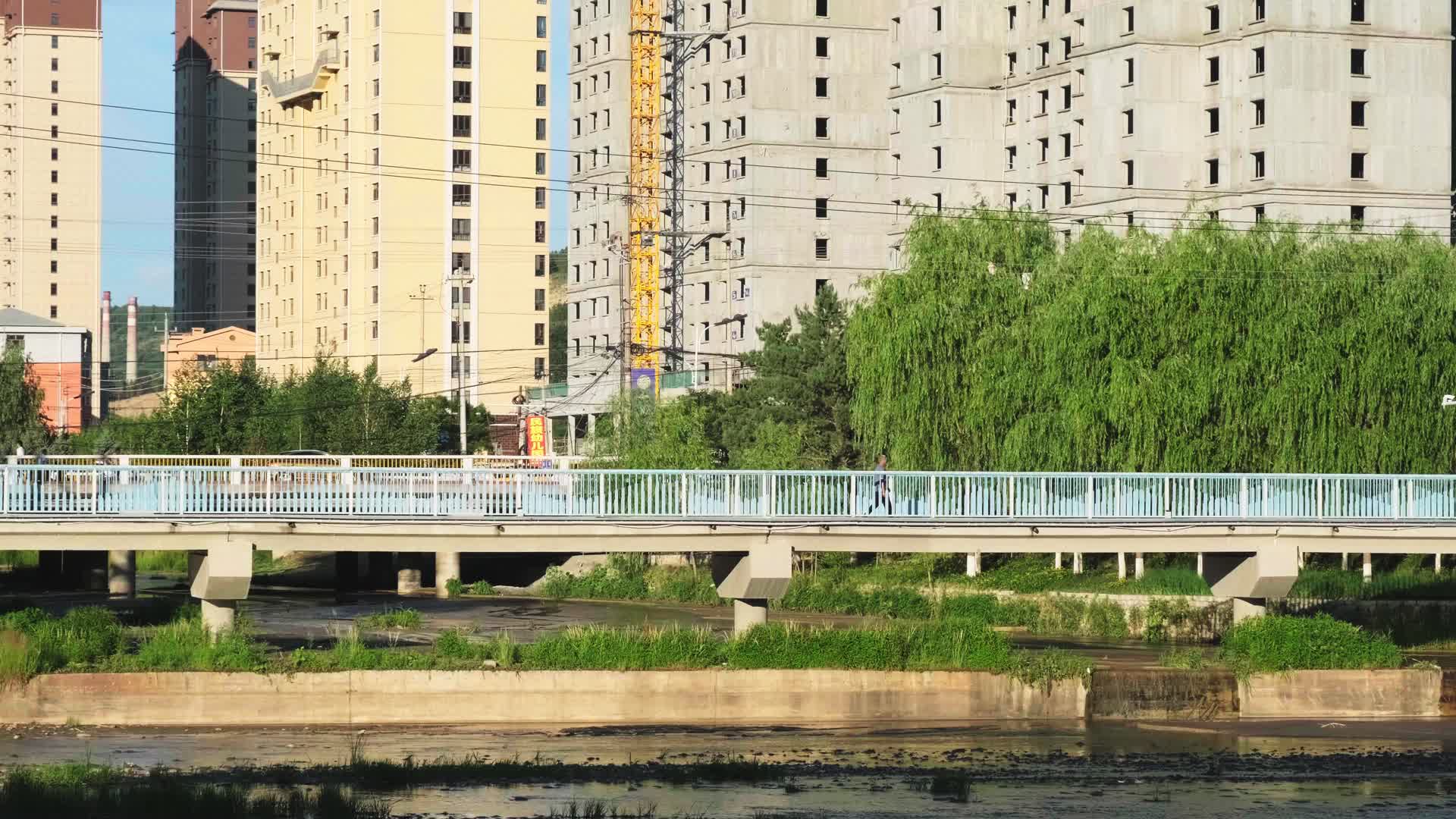 夏天行走在城镇桥面的路人视频的预览图