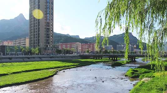 夏天穿过城镇的河流与绿植视频的预览图