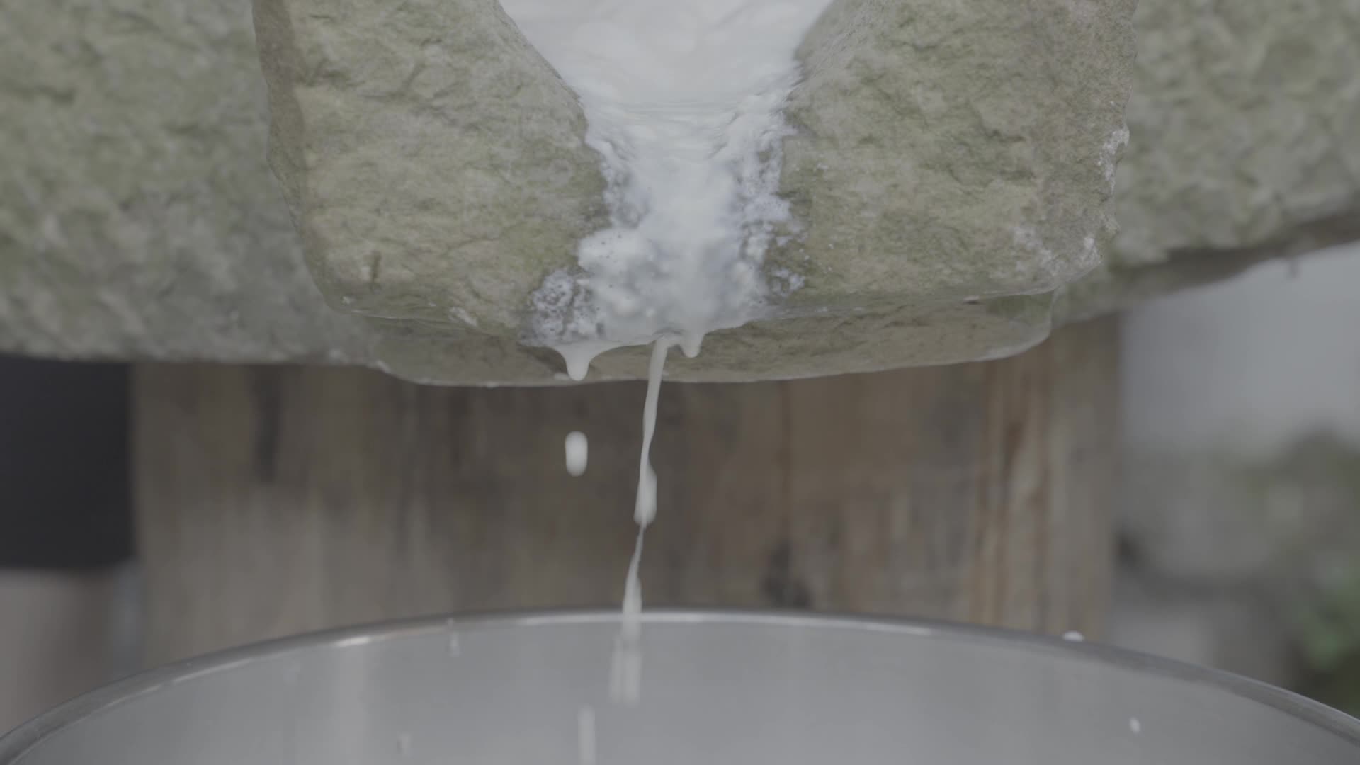 石磨磨出井水豆腐视频的预览图
