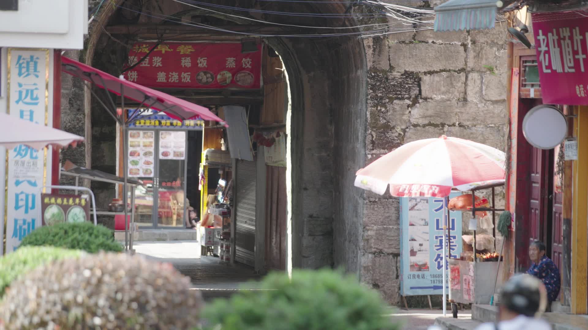 贵州镇远小镇巷口视频的预览图