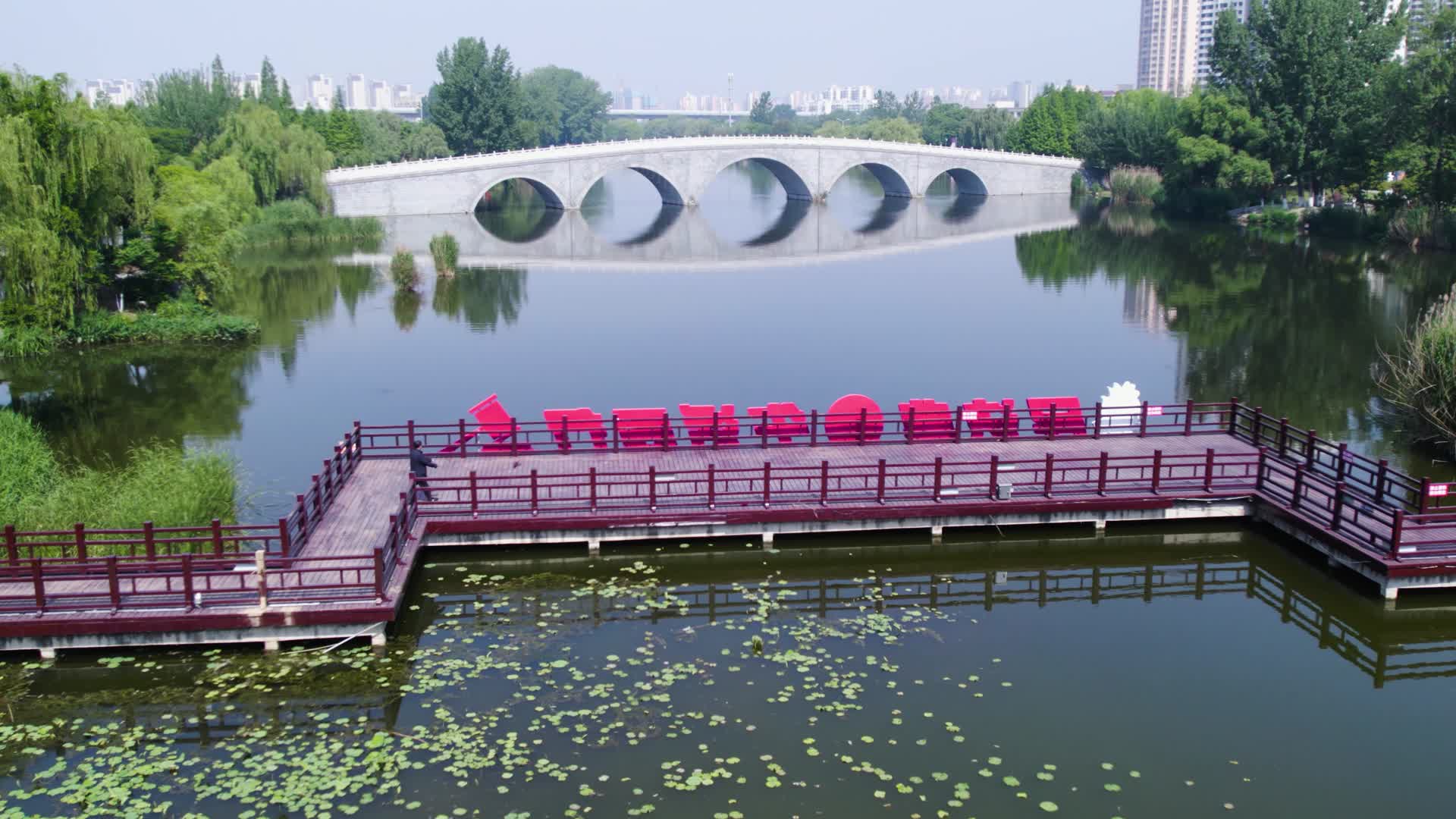 枣庄市龙潭公园4k航拍视频的预览图