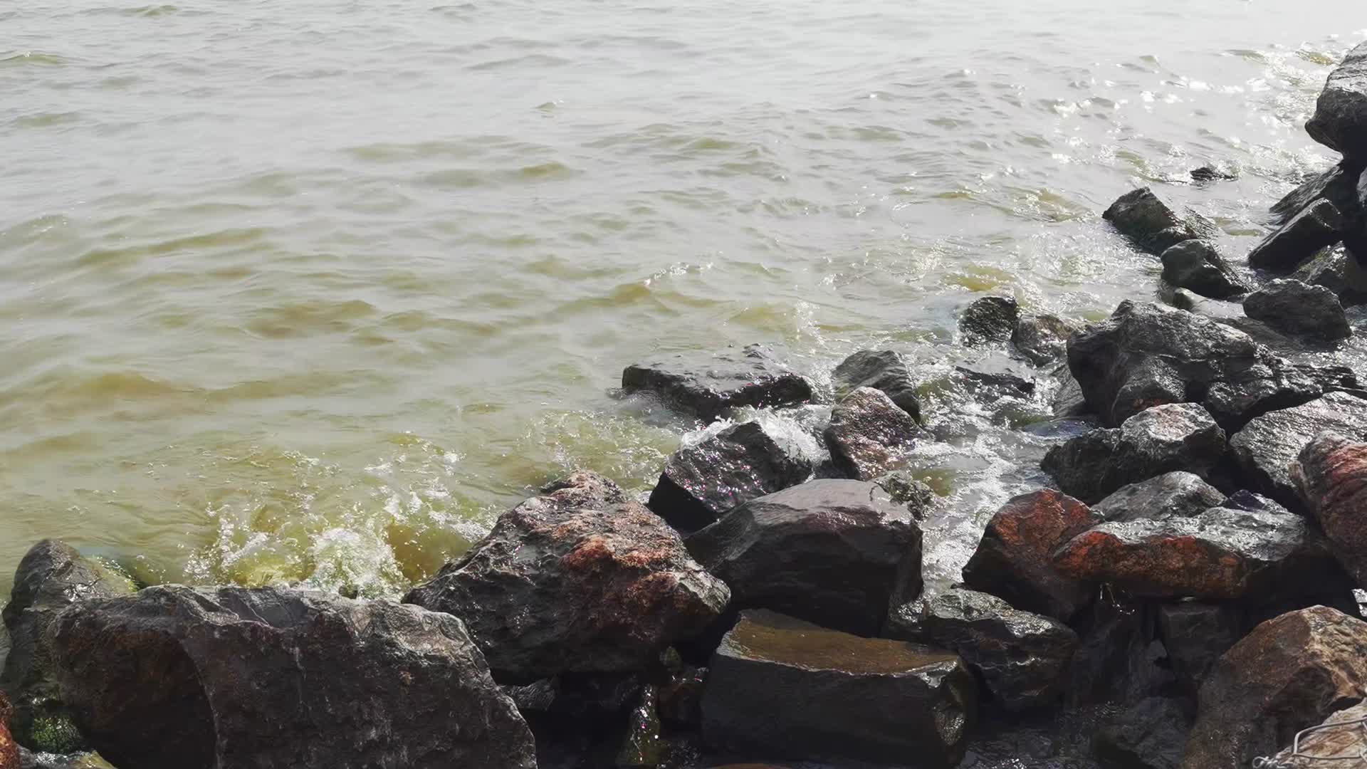 潮汐水浪拍打岸边礁石合肥巢湖视频的预览图