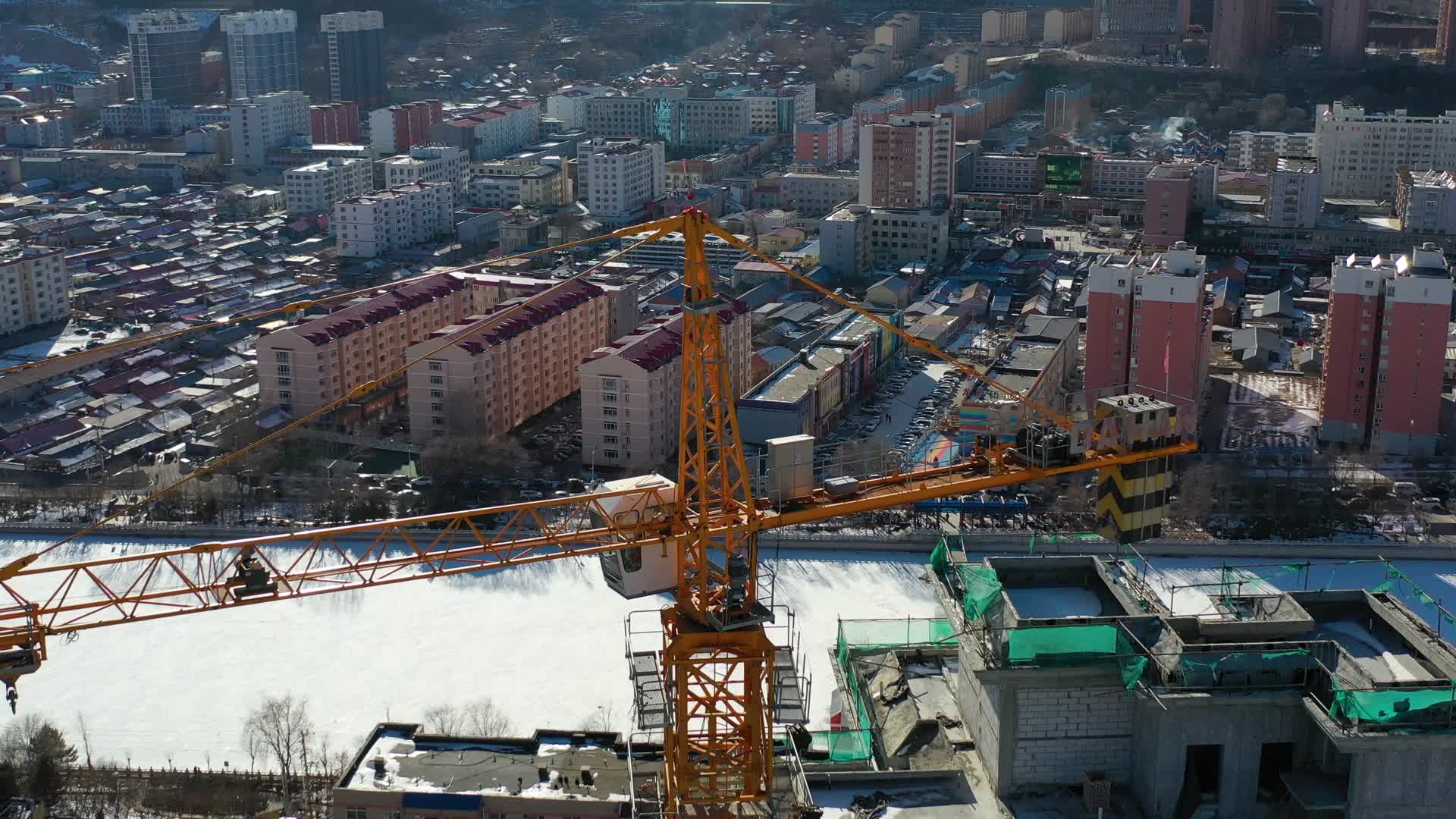 航拍城镇建筑工地的塔吊特写视频的预览图