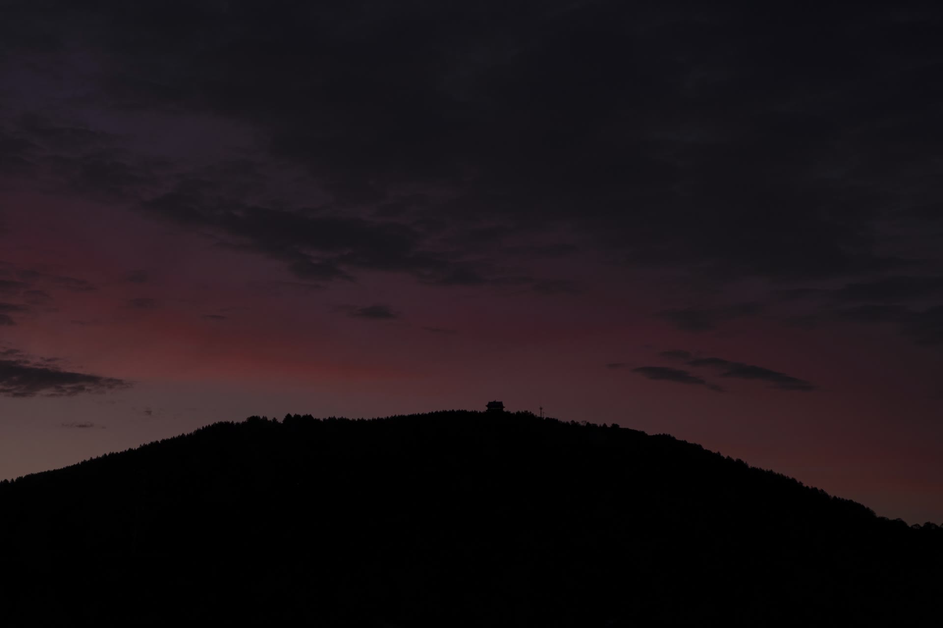 清晨山林红色早霞散尽延时6K视频的预览图
