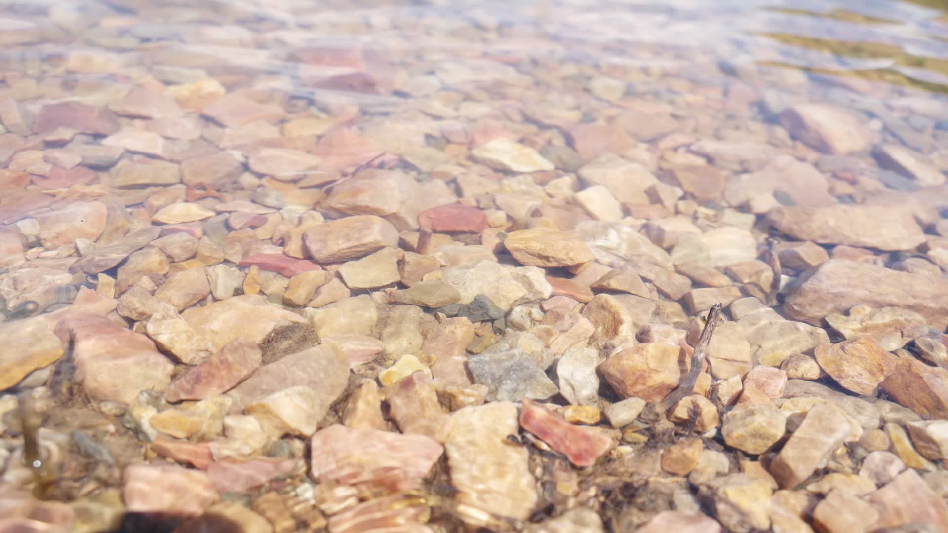 清澈湖水下的石头视频的预览图