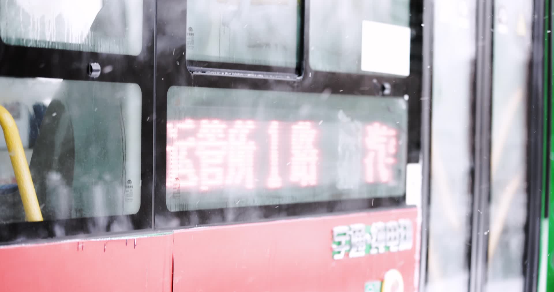 雪花飘落实拍公交车车窗视频的预览图