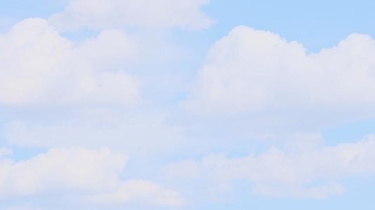 夏日的蓝天白云清新视频视频的预览图