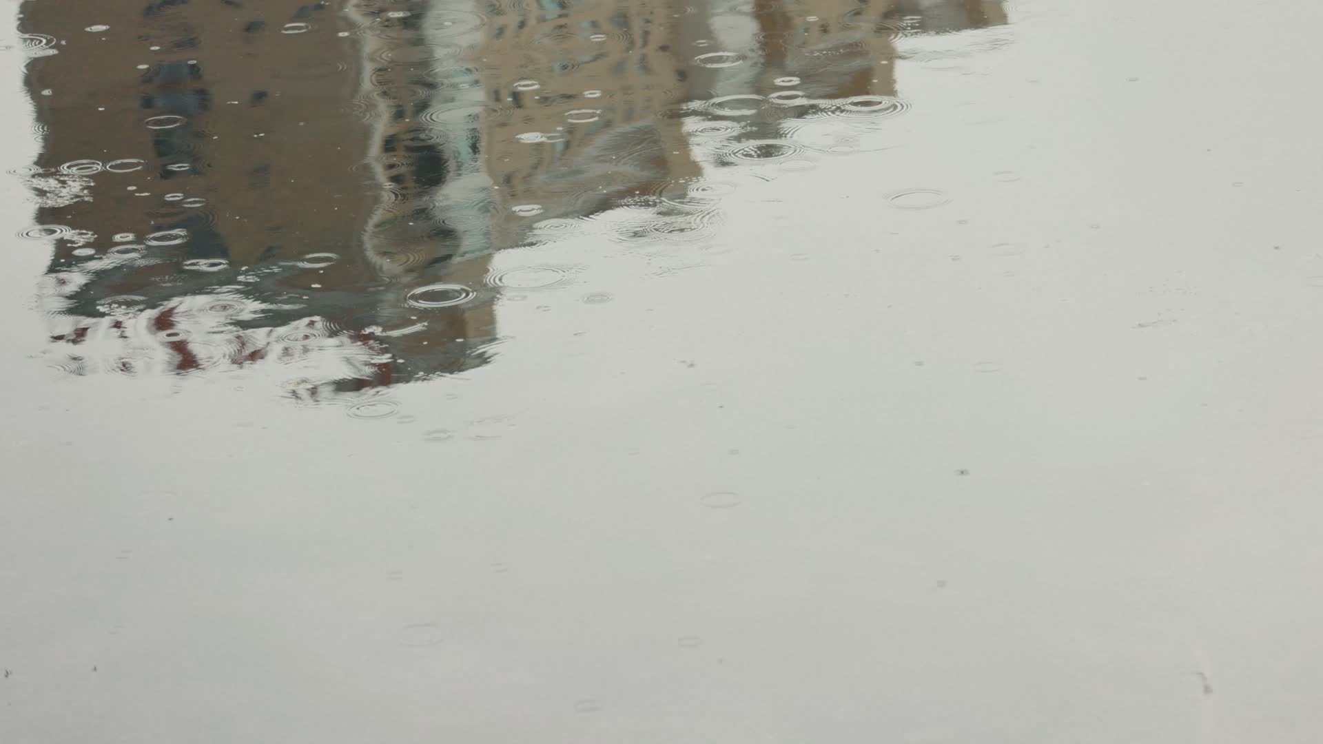 雨滴掉落在高楼倒影河面视频的预览图