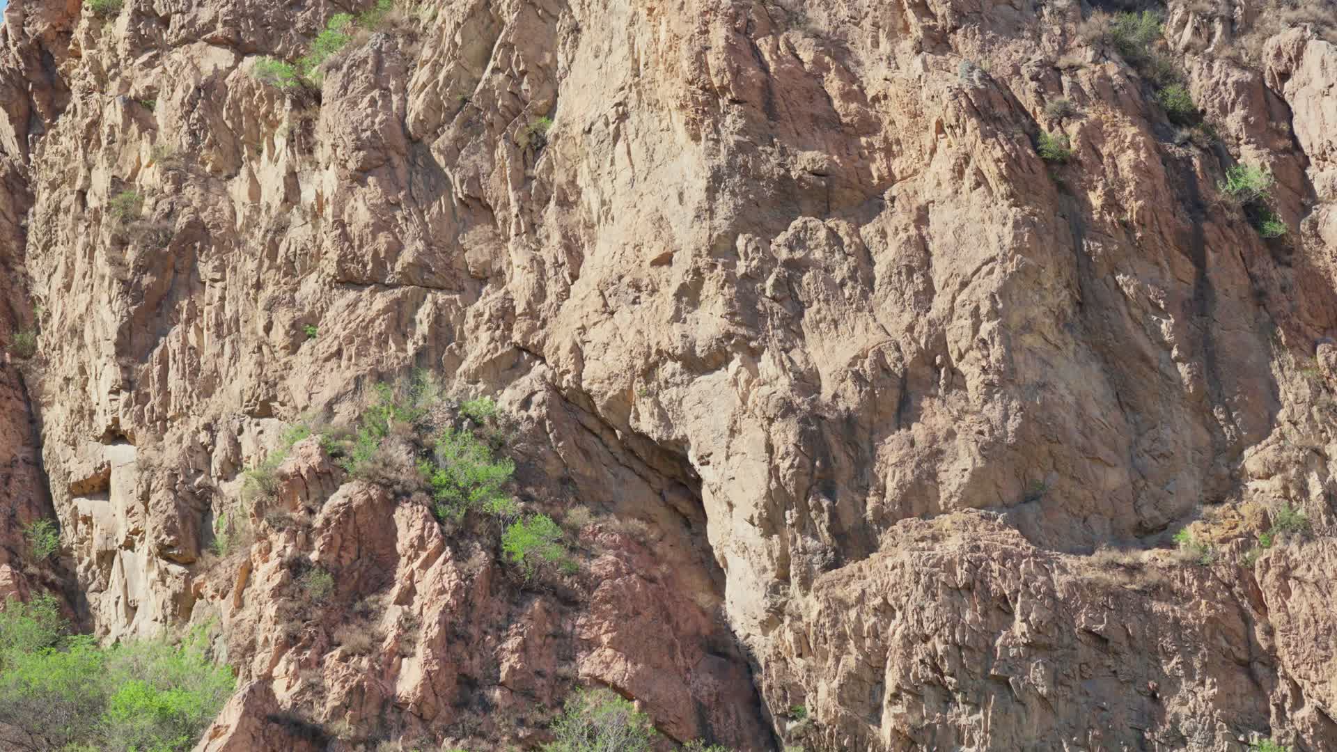 巨石高山特写山体表面视频视频的预览图