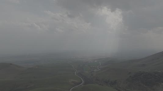 新疆新源山谷公路自然风光村庄航拍丁达尔灰片拍摄视频的预览图