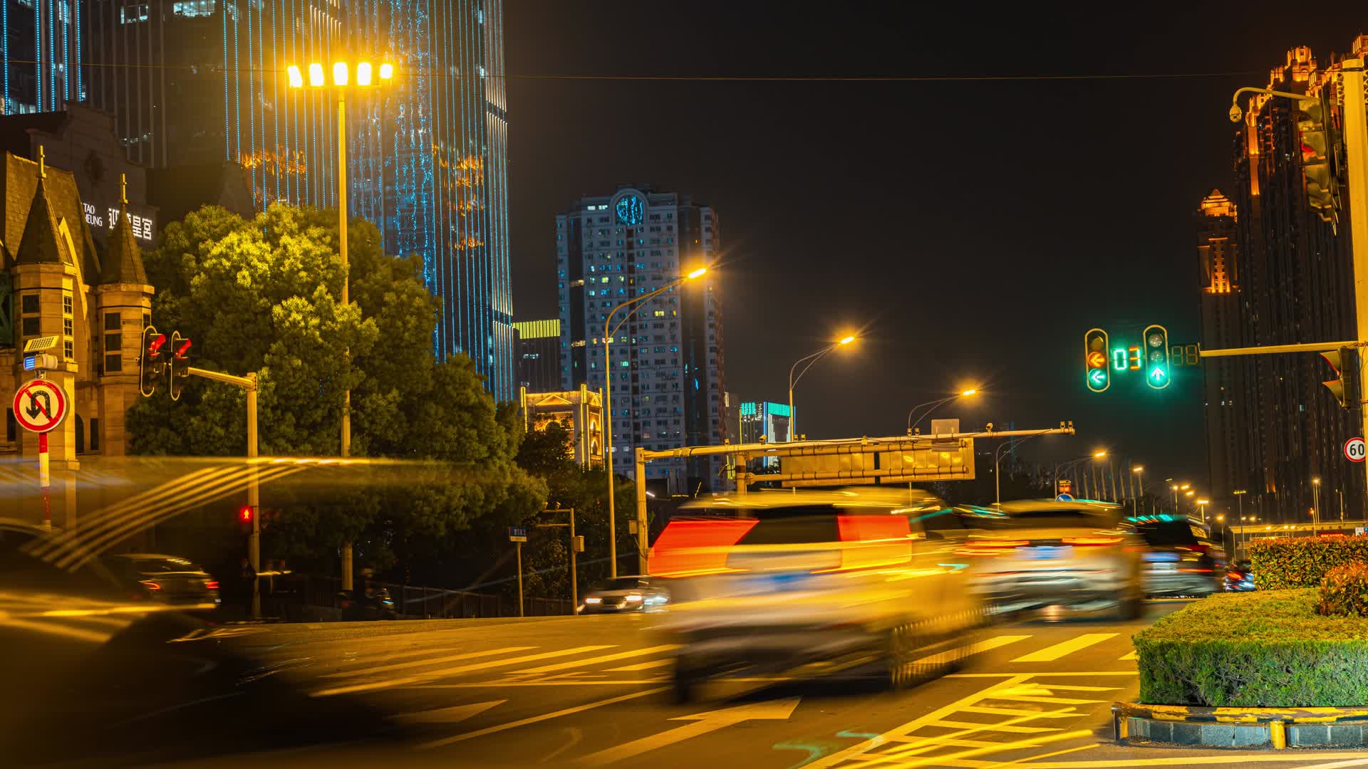 8K武汉楚河汉街夜景车流延时视频的预览图
