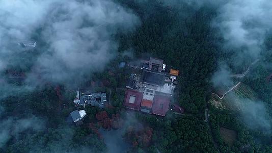 航拍天台山华顶寺雾景视频视频的预览图