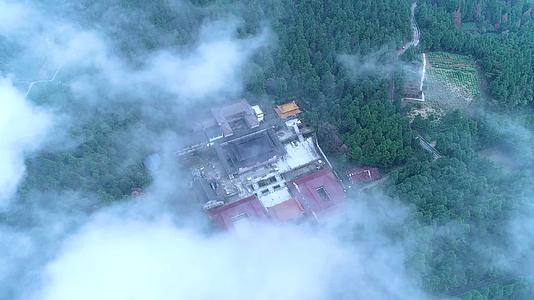 航拍天台山华顶寺雾景视频视频的预览图