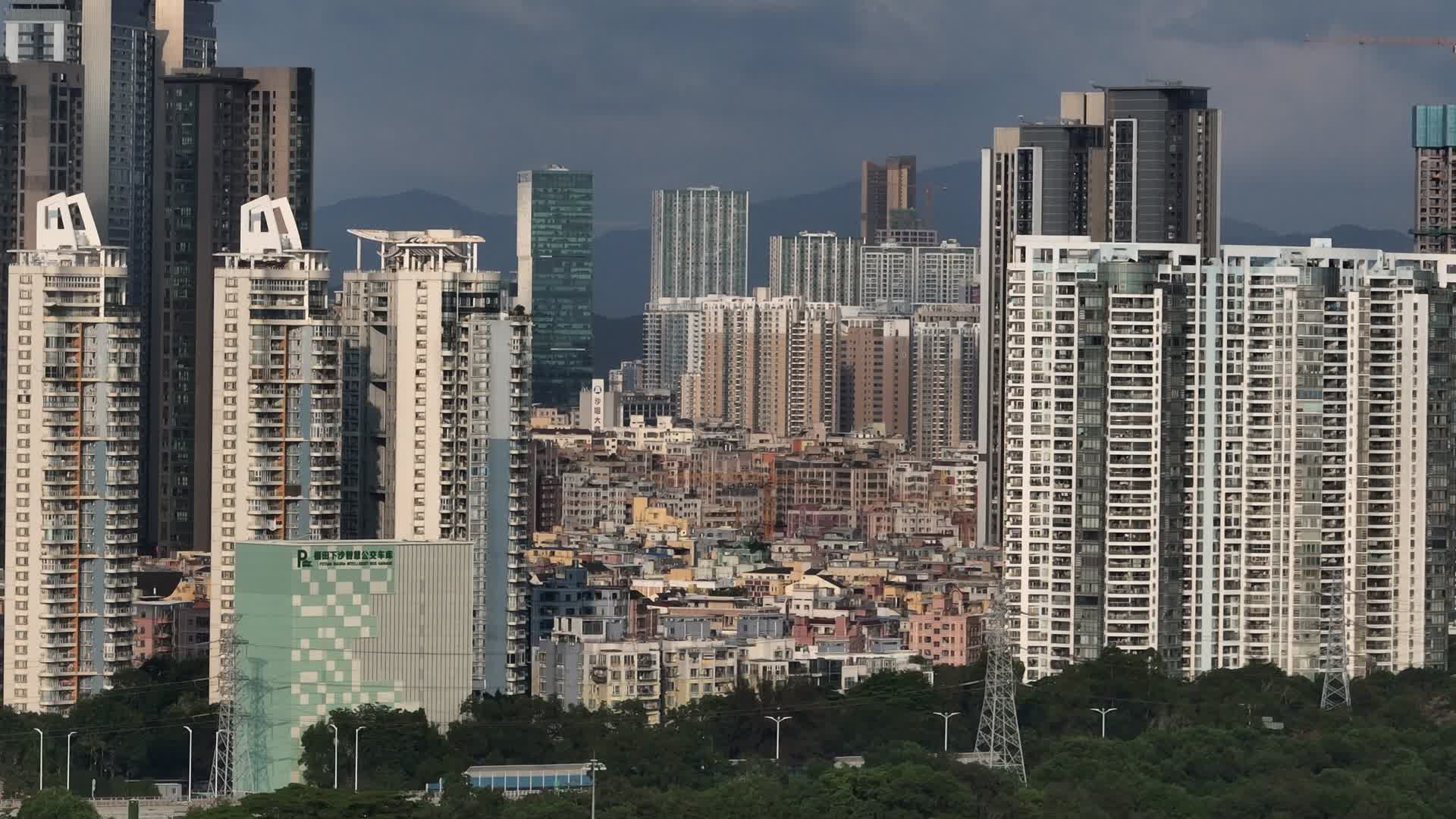 深圳豪宅与城中村反差对比视频的预览图
