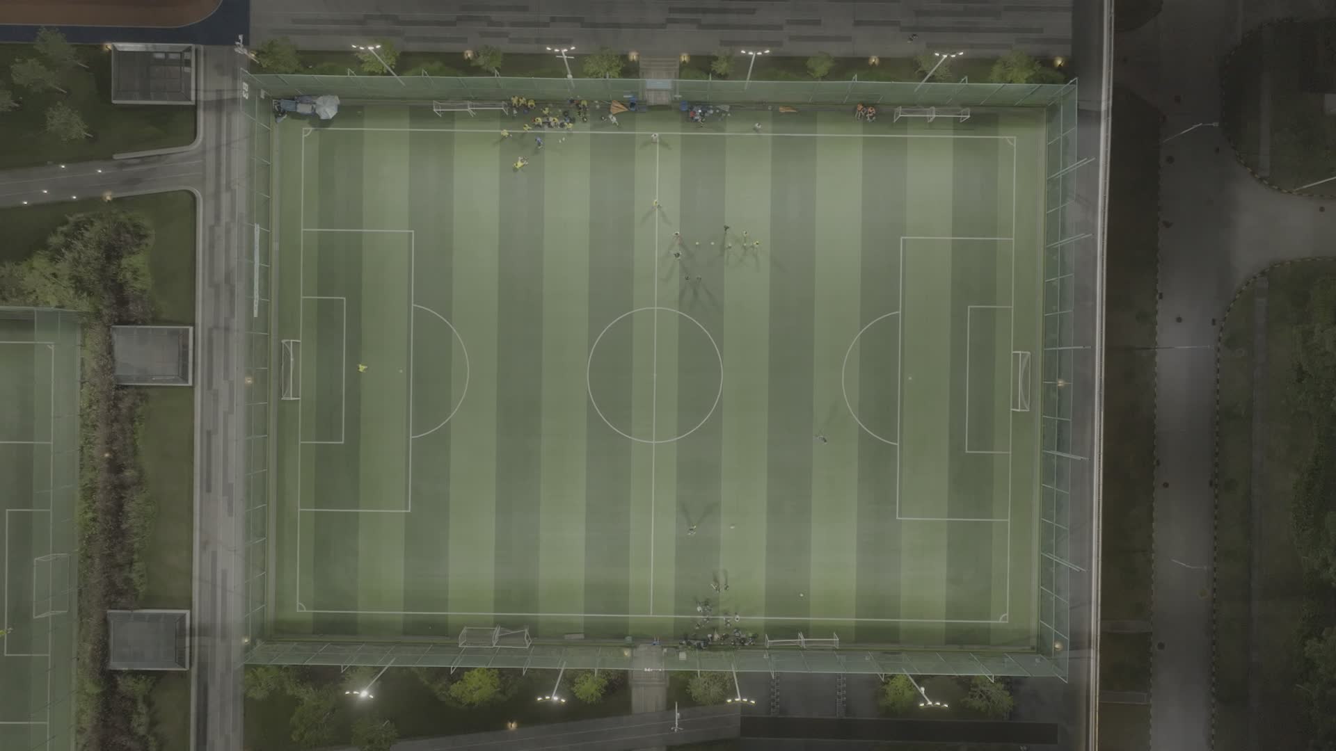 LOG格式夜晚的足球场航拍视频的预览图
