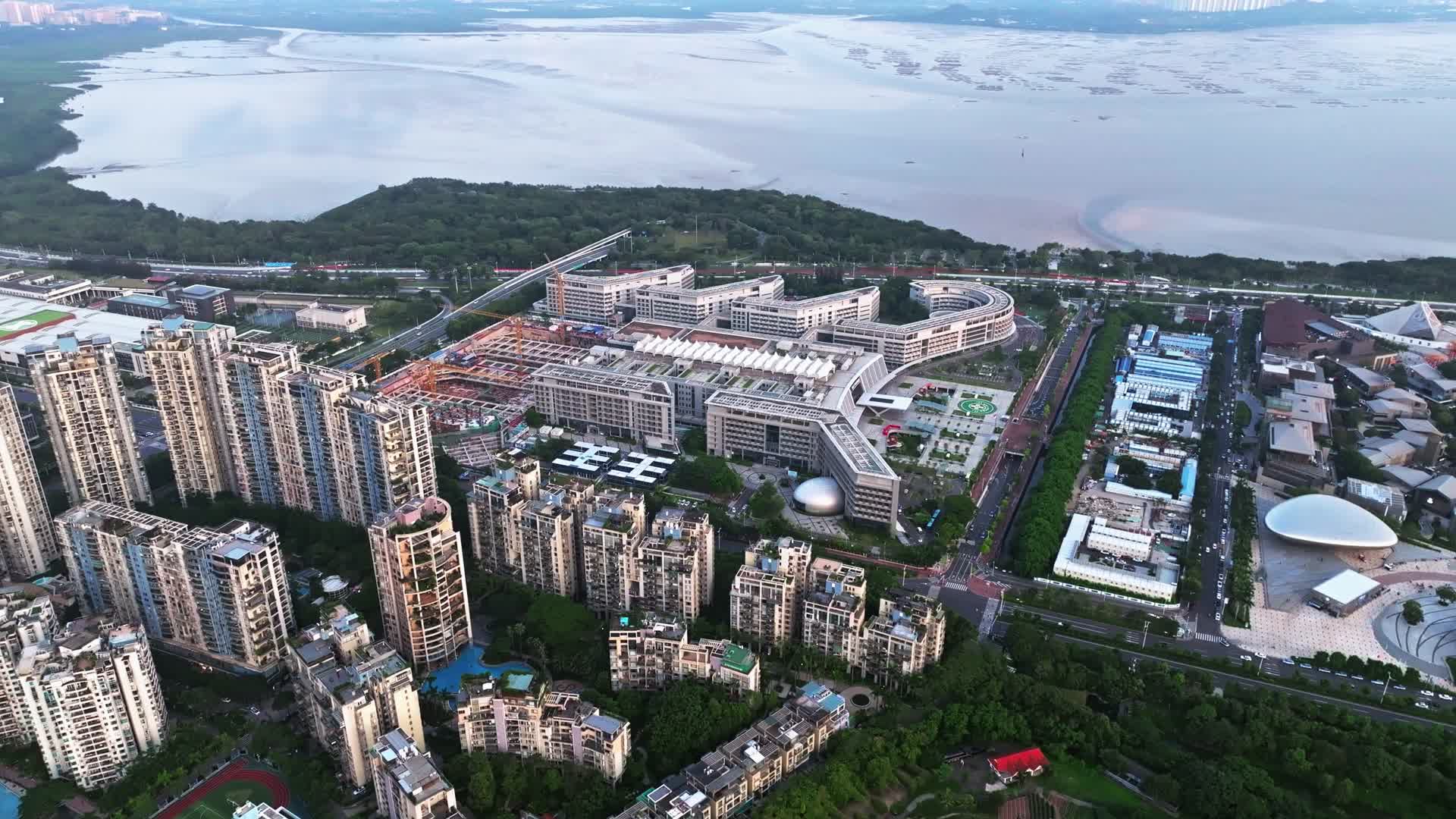 香港大学深圳医院航拍白天视频的预览图